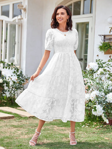 Vestido midi de verano color crudo y blanco con cuello joya y encaje para playa 
