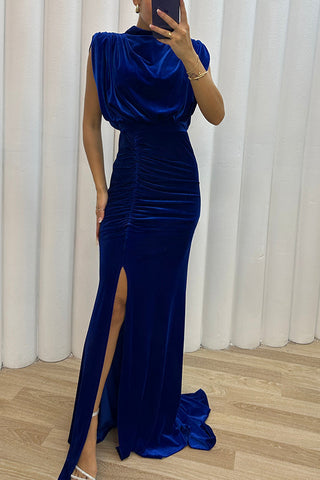 Milan Muse – Maxikleid aus Samt mit gepolsterten Schultern, gerüschtem Gürtel und Schlitz 