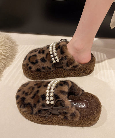 Zapatillas blancas de piel sintética con cuentas y diseño de uñas 