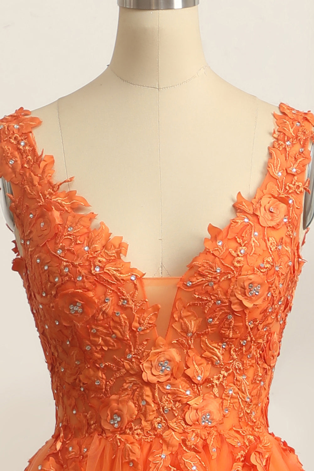 Langes, orangefarbenes Prinzessinnen-Abendkleid in A-Linie mit V-Ausschnitt und Applikationen