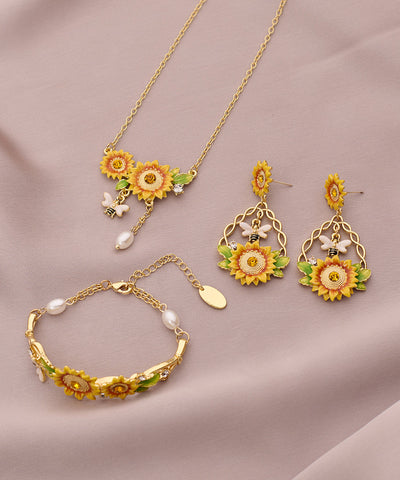 Conjunto de tres piezas de collar, pulsera y pendientes colgantes con borlas de perlas, girasol y circonita dorada vintage 