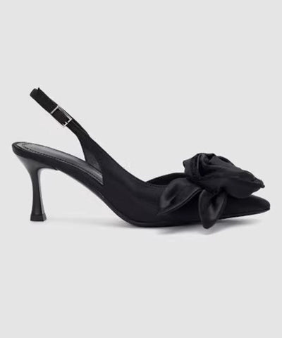 Stilvolle schwarze Sandalen mit Blumenmuster und hohem Absatz und spitzer Zehenpartie 