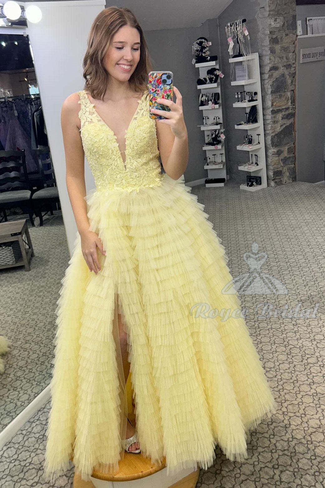 Vestido de fiesta largo con escote en V, volantes y abertura en capas
