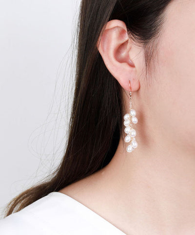 Pendientes colgantes con brochetas de uva y perla en oro blanco de 14 quilates 