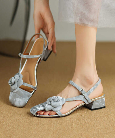 Sandalias gruesas con hebilla y flores huecas de seda sencillas 