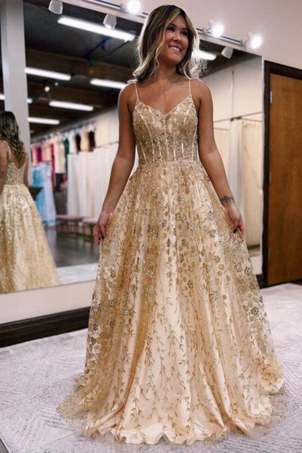 Vestido de fiesta con corsé lila, tirantes finos y apliques en forma de A