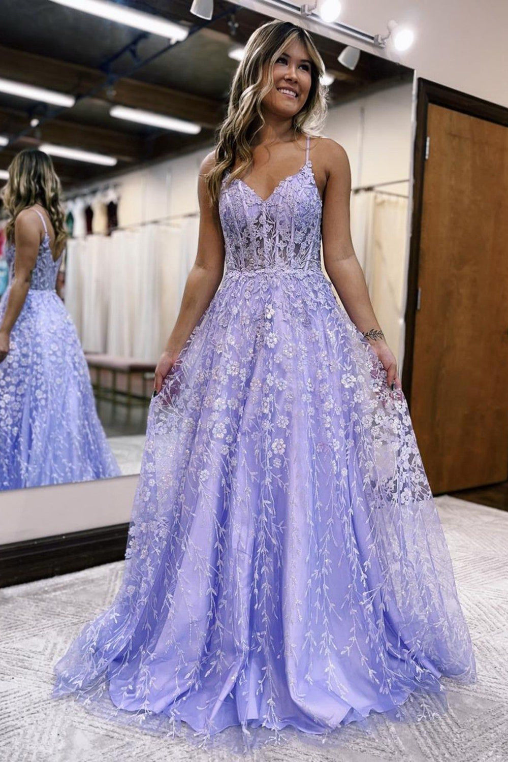 A-Linien-Abendkleid mit Spaghettiträgern, lila Korsett und Applikationen