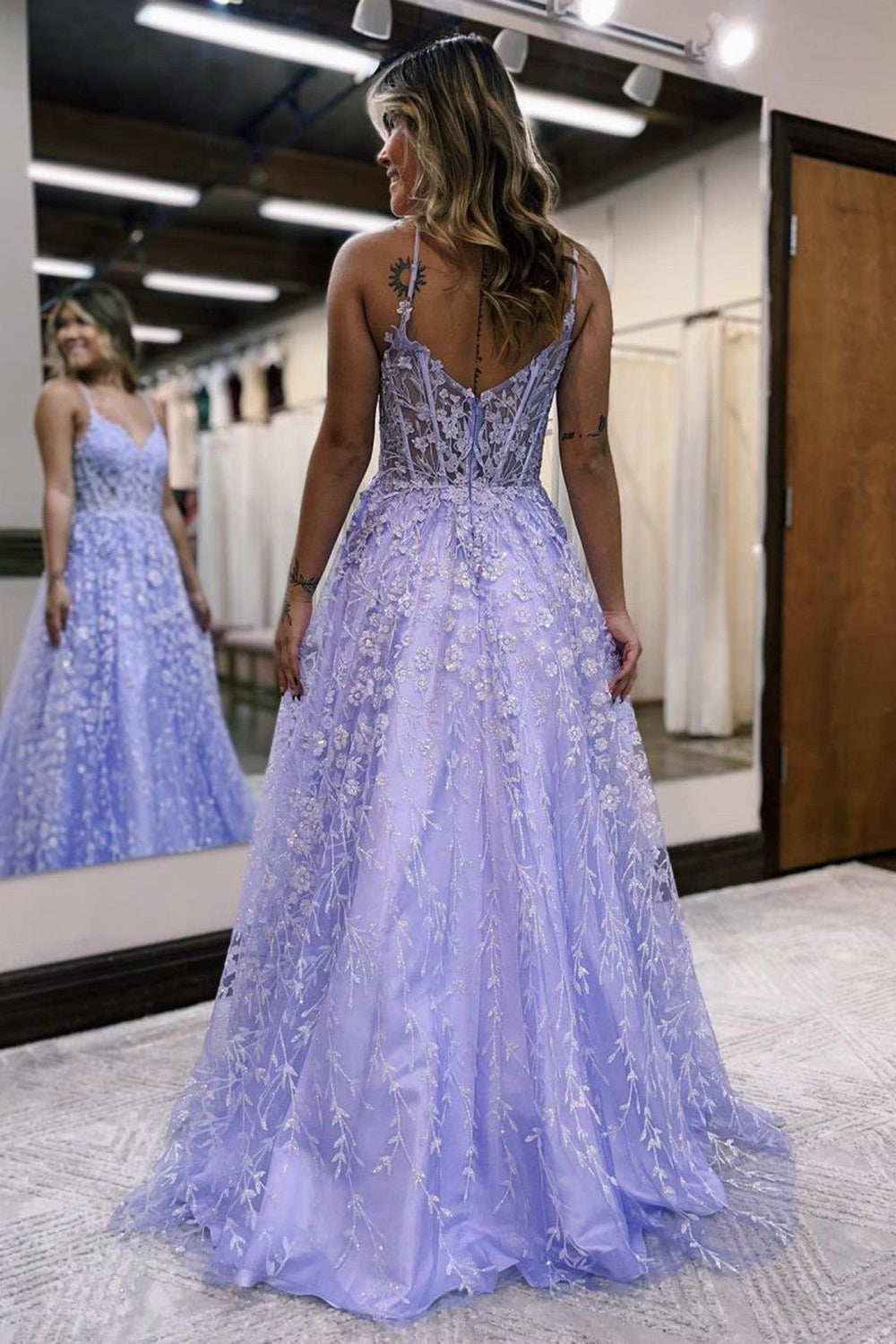 A-Linien-Abendkleid mit Spaghettiträgern, lila Korsett und Applikationen