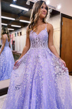 Vestido de fiesta con corsé lila, tirantes finos y apliques en forma de A