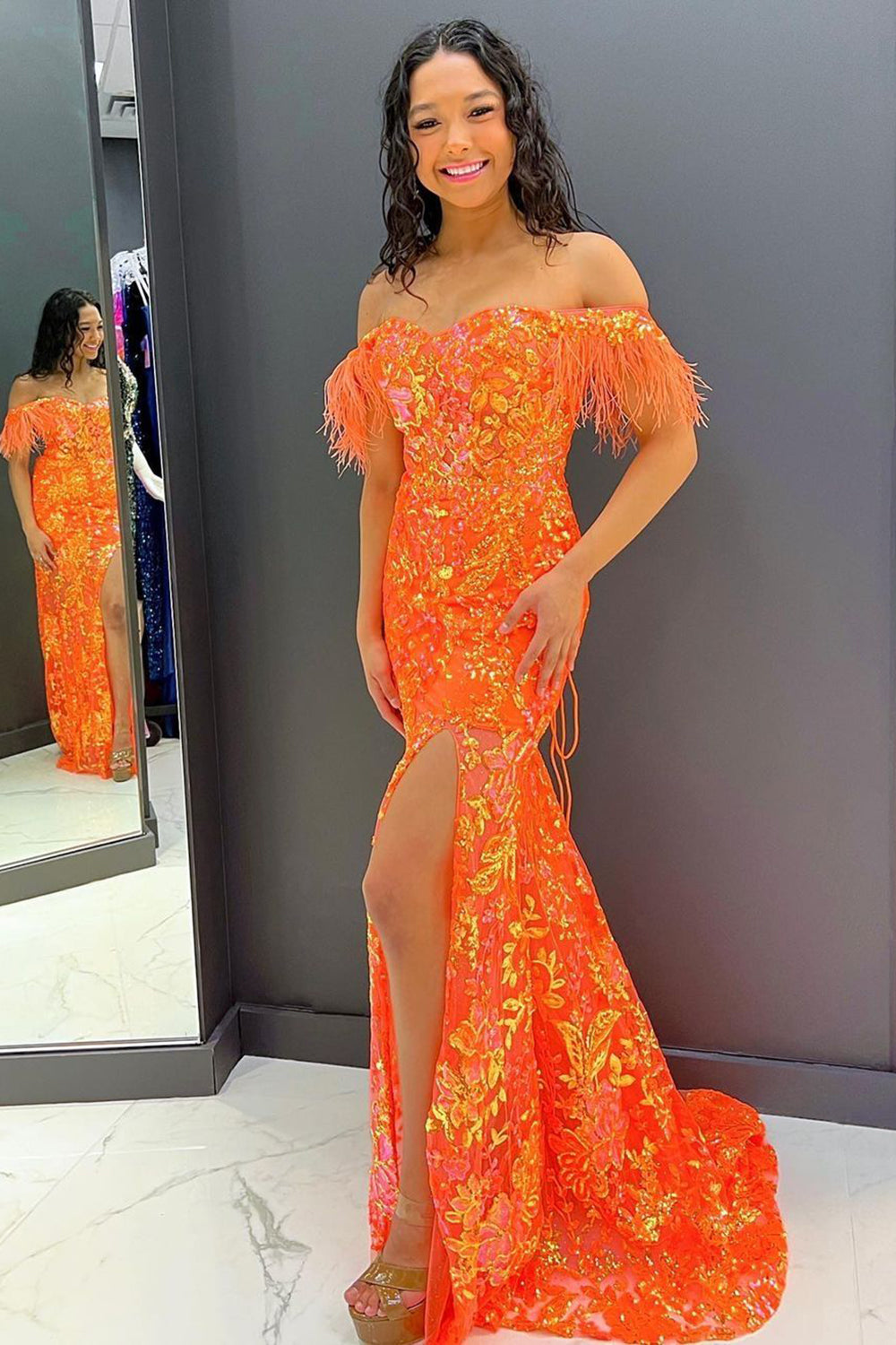Meerjungfrauen-Abendkleid mit herzförmigem Ausschnitt, orangefarbenen Pailletten und Schlitz vorne