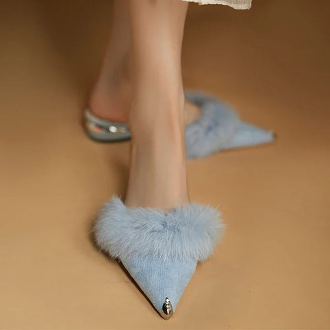 Zapatillas gruesas y sexys para mujer, zapatos de piel con punta puntiaguda, moda de invierno 2024, botas cortas de terciopelo con tira trasera para fiesta, calzado femenino 