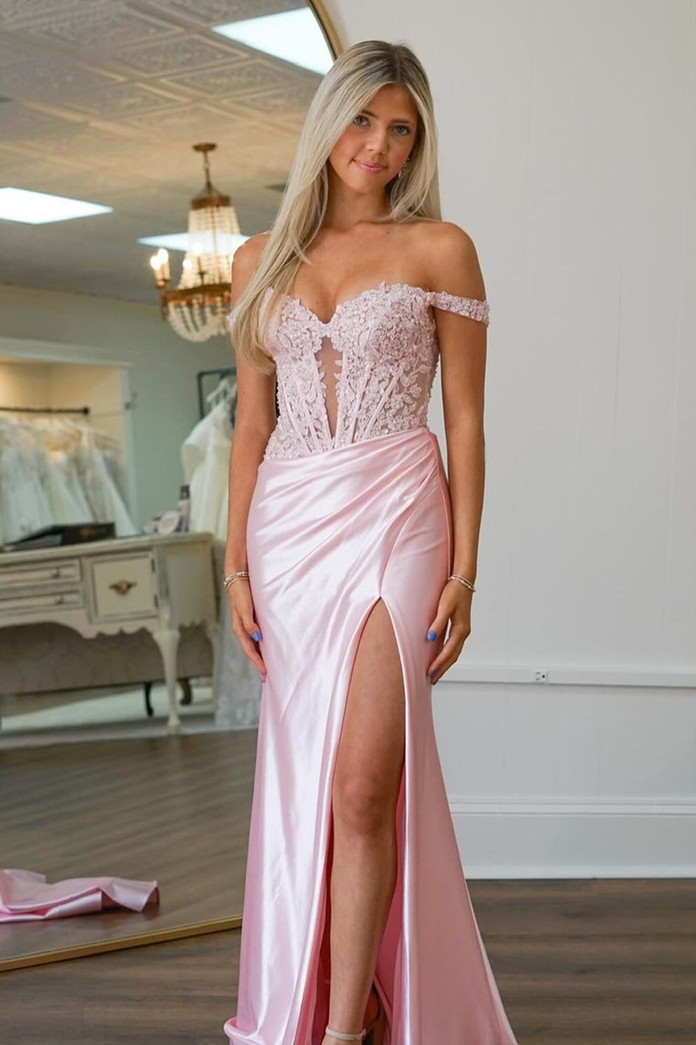Rosafarbenes, schulterfreies Meerjungfrauen-Abendkleid aus Satin mit langem Korsett und Applikationen