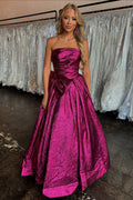 Metallic-farbenes, trägerloses, gerafftes A-Linien-Abendkleid mit Schleife