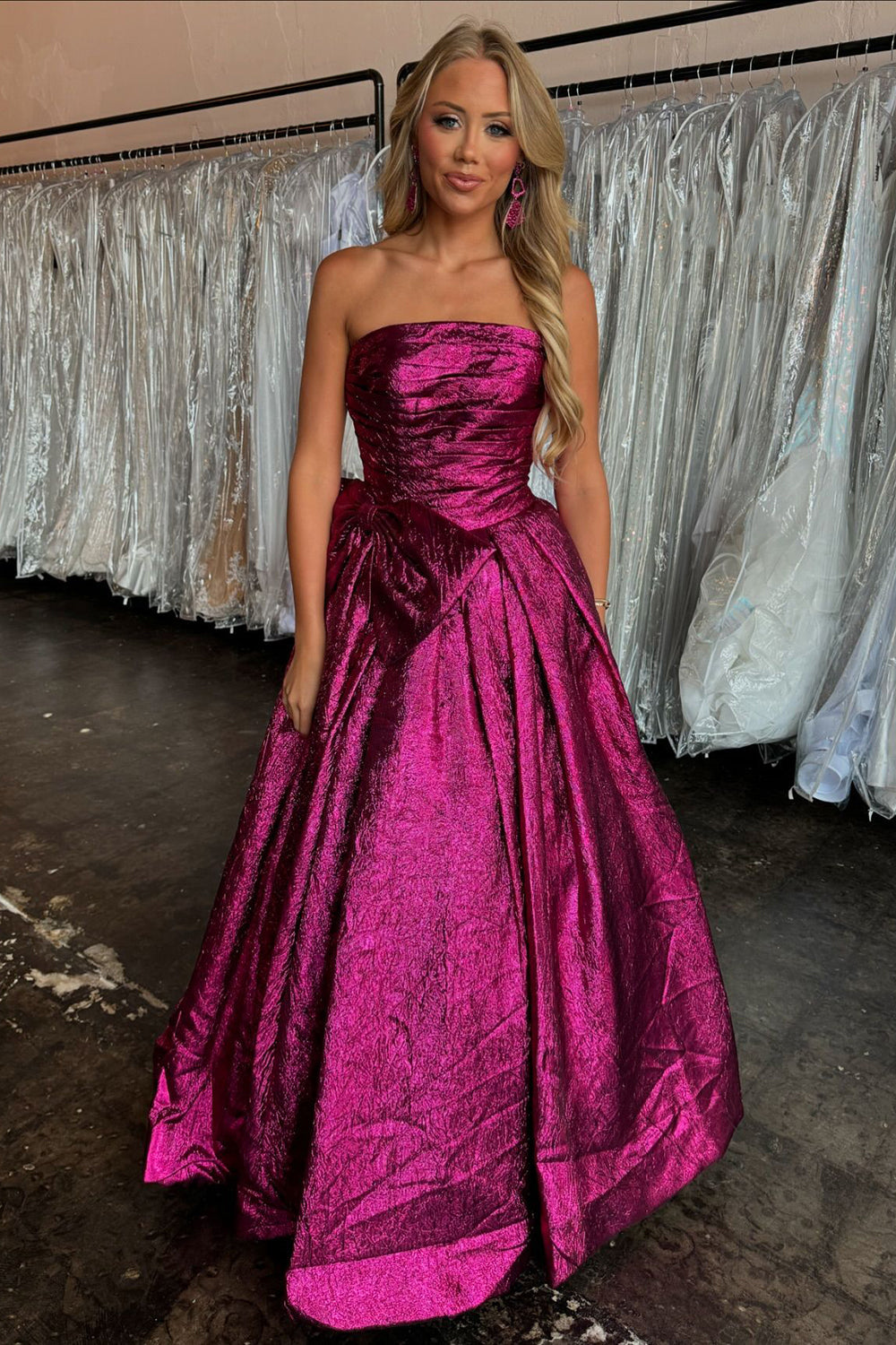 Metallic-farbenes, trägerloses, gerafftes A-Linien-Abendkleid mit Schleife