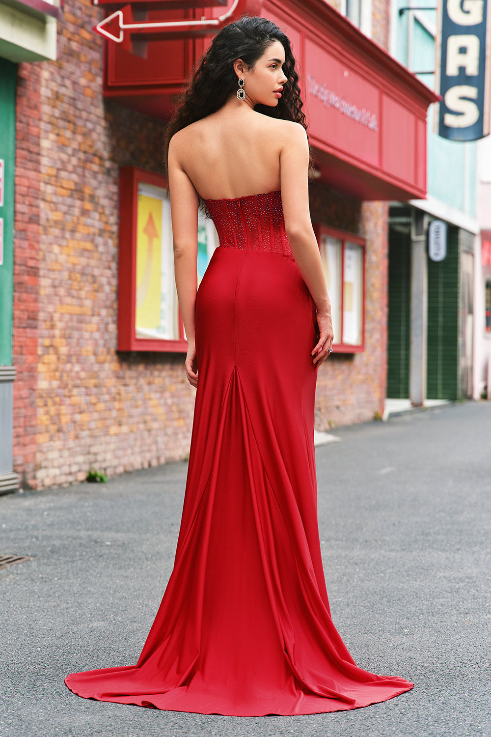 Vestido de fiesta largo de satén con corsé y cuentas, sin tirantes y corte sirena