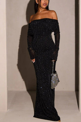 Vestido largo negro con lentejuelas y hombros descubiertos 