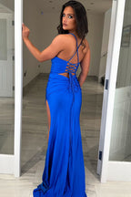 Vestido de fiesta largo de satén con tirantes finos y corte sirena con corsé y abertura