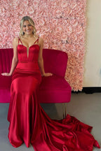 Vestido de fiesta largo tipo sirena con tirantes finos de satén color burdeos y corsé