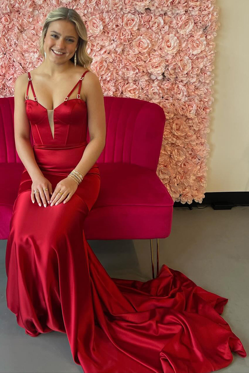 Vestido de fiesta largo tipo sirena con tirantes finos de satén color burdeos y corsé