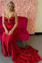 Vestido de fiesta largo tipo sirena con tirantes finos de satén color burdeos y corsé