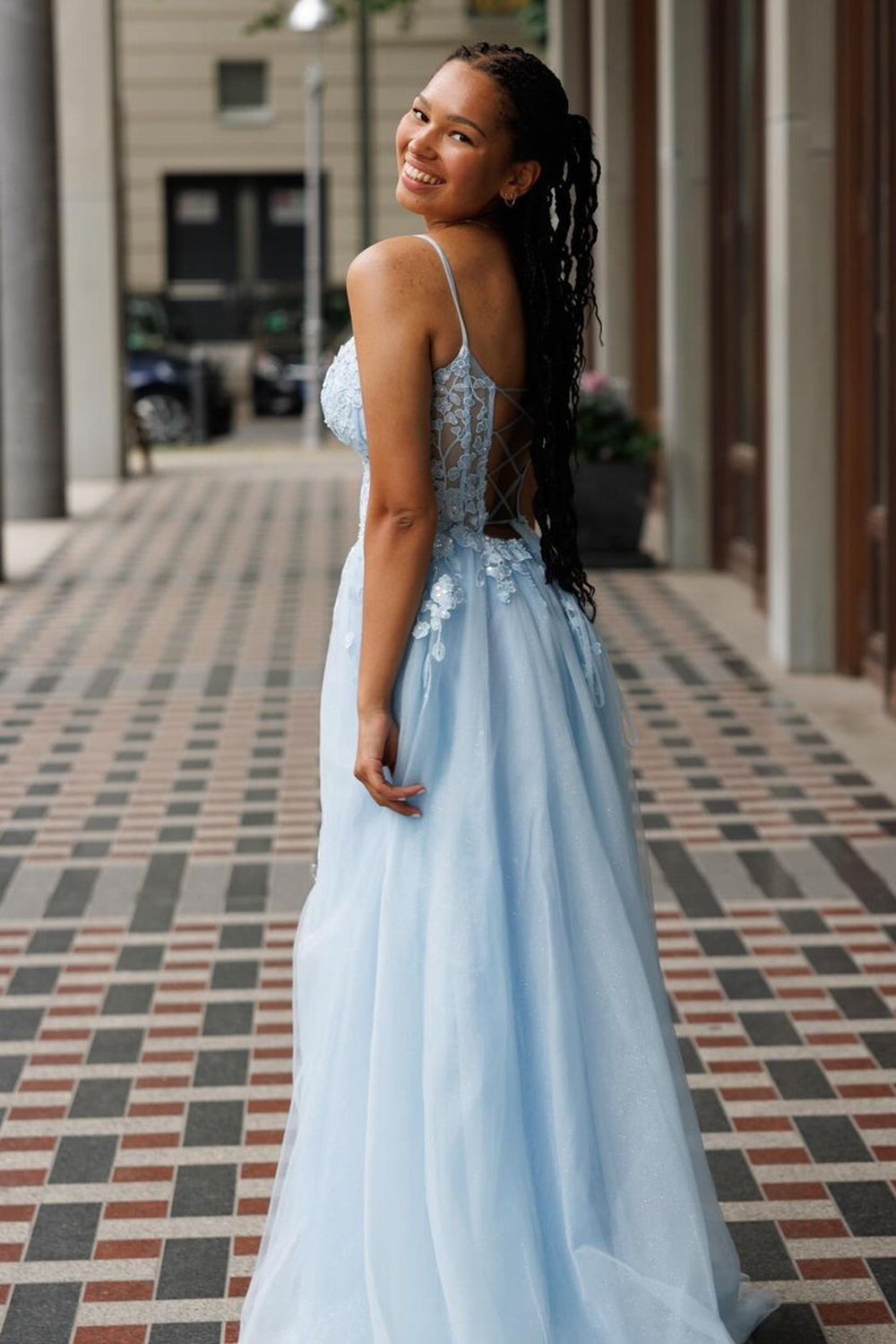 Vestido de fiesta largo de tul con tirantes finos, corte A y corsé con apliques