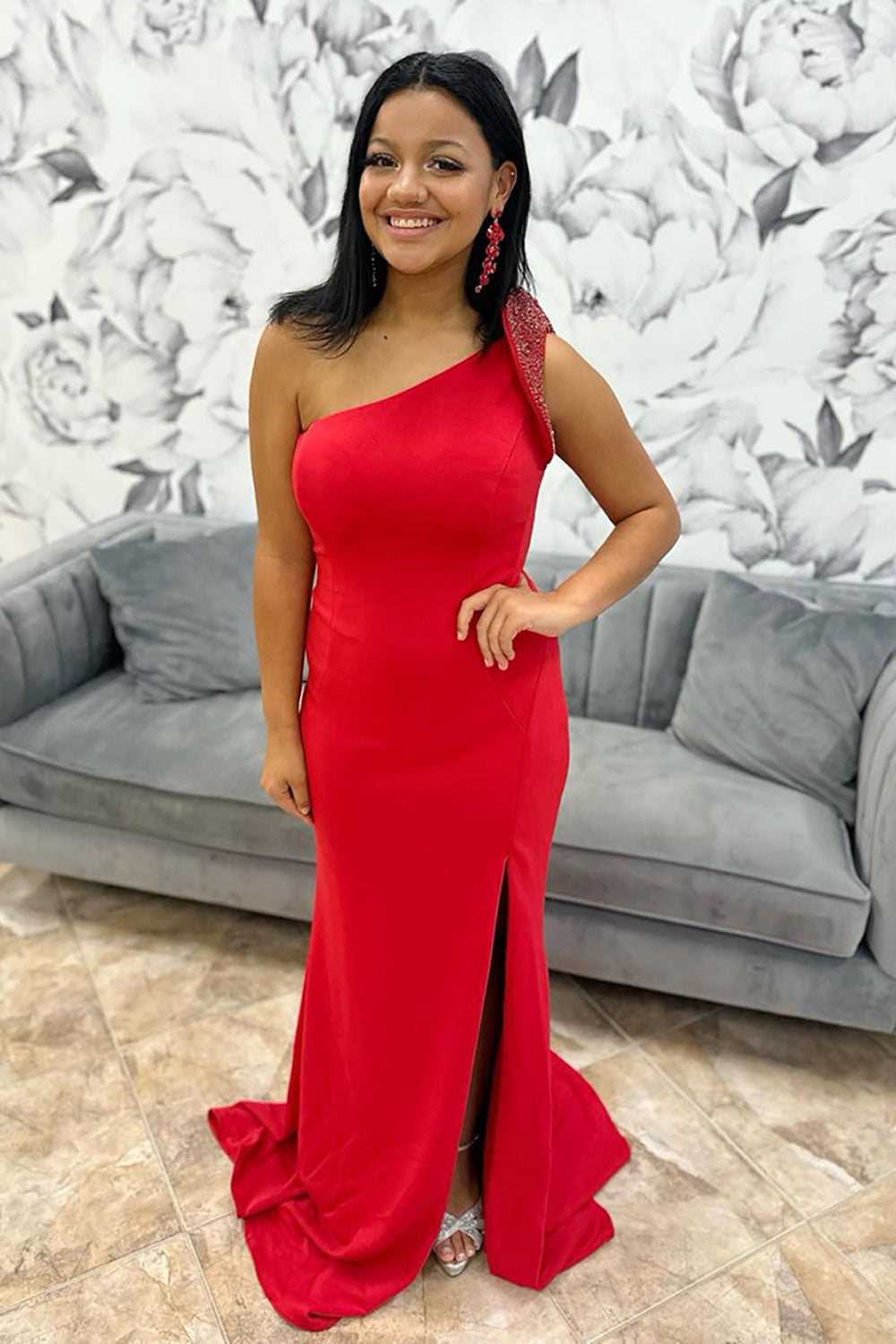 Meerjungfrauen-Abendkleid mit One-Shoulder-Schulter, Perlenbesatz und Schlitz