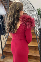 Meerjungfrauen-Abendkleid mit Federn und einem Träger sowie Schlitz