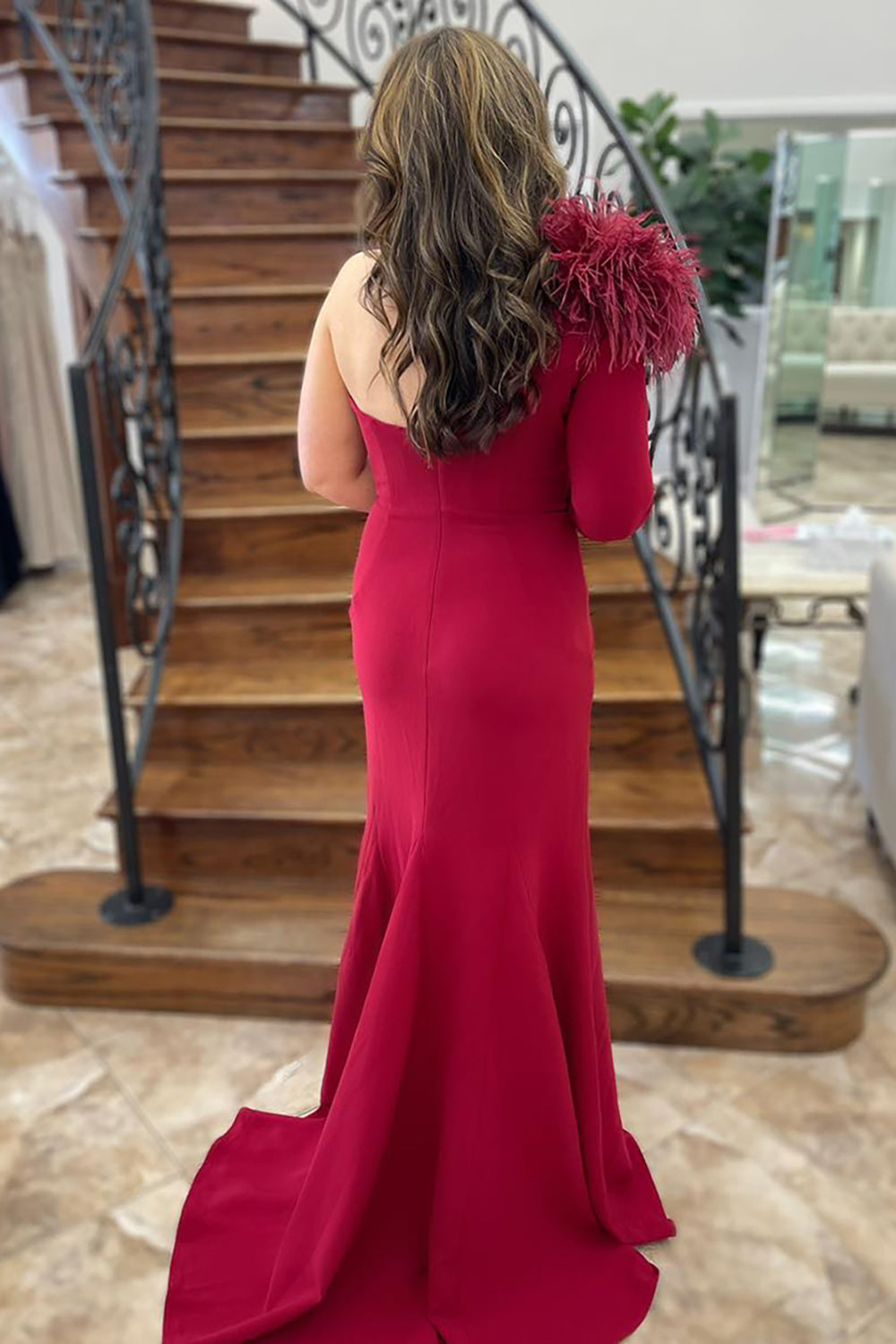 Meerjungfrauen-Abendkleid mit Federn und einem Träger sowie Schlitz