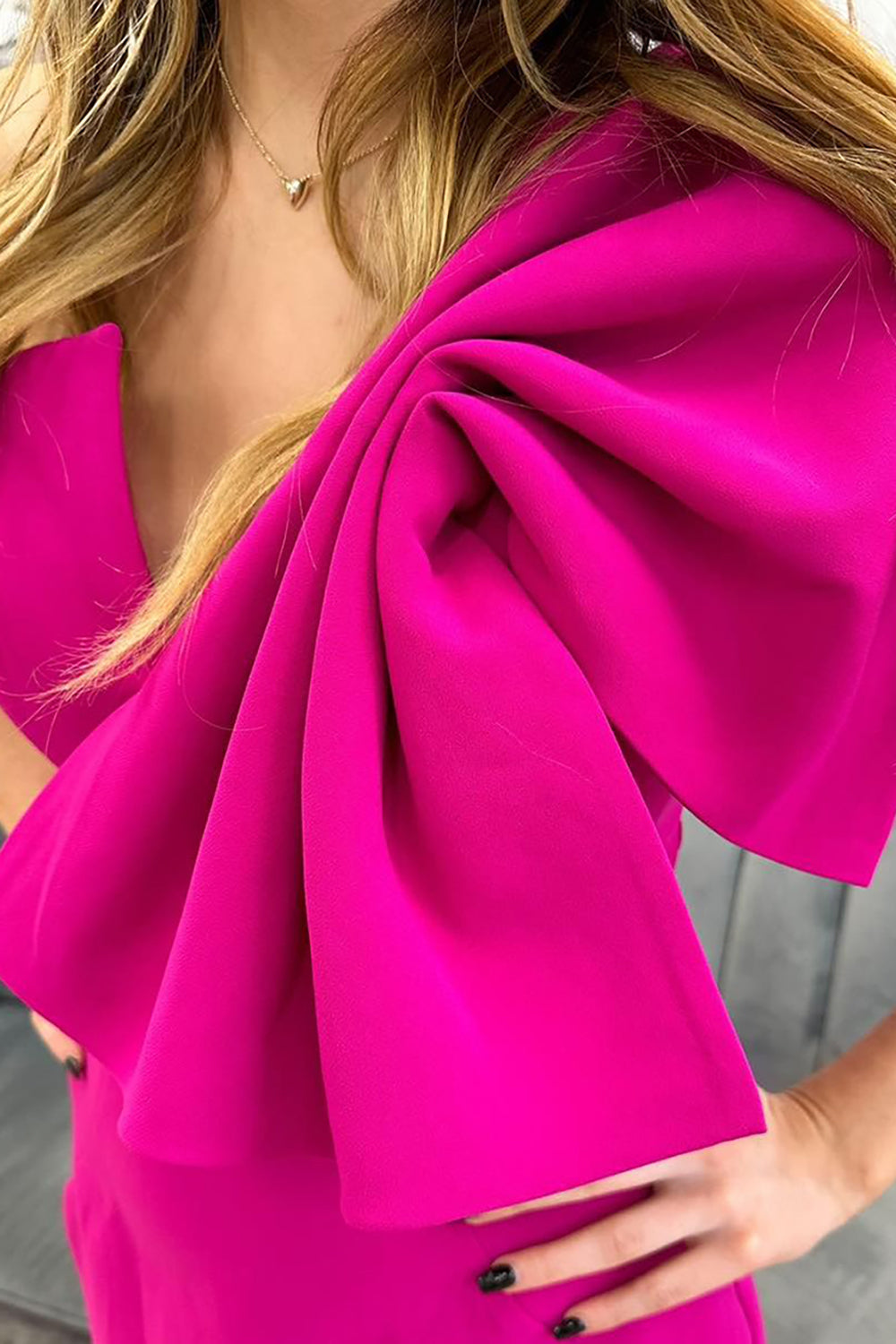 Meerjungfrauen-Abendkleid mit einem Träger und Schleife