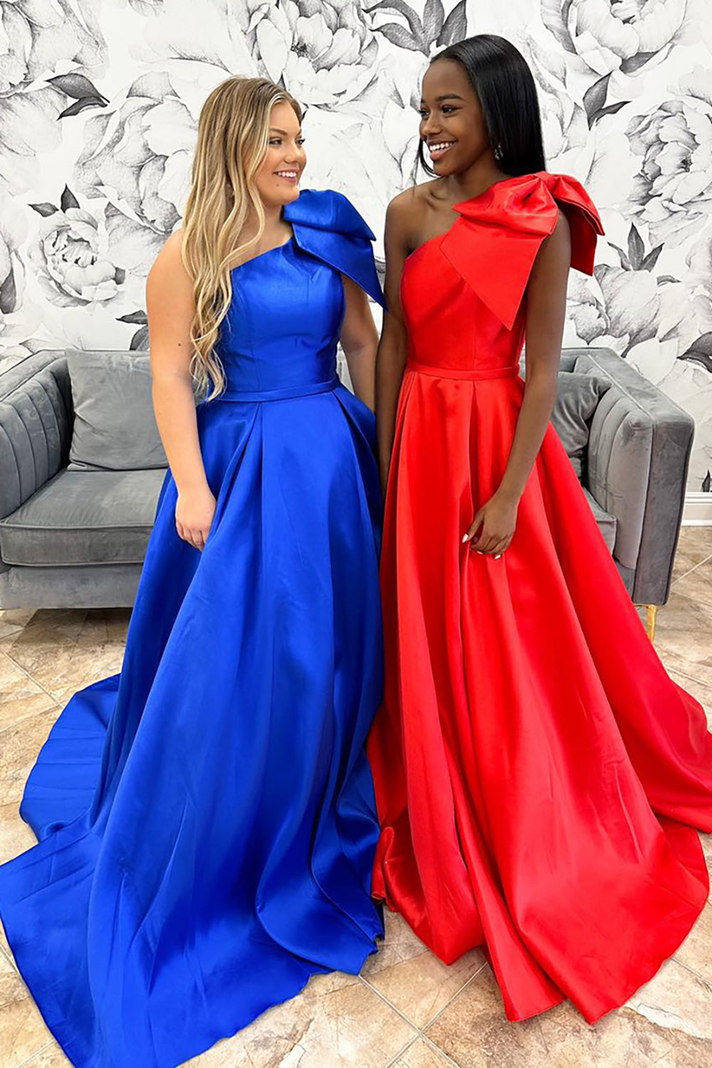Langes, einseitig schulterfreies Prinzessinnen-Abendkleid aus Satin mit Schleife