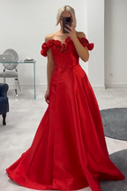 Schulterfreies, A-Linien-Abendkleid aus Satin mit langem Korsett und 3D-Blumen