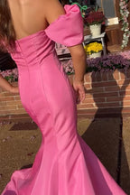Meerjungfrauen-Abendkleid aus Satin mit schulterfreiem Schnitt und Puffärmeln