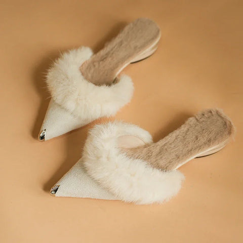 Zapatillas gruesas y sexys para mujer, zapatos de piel con punta puntiaguda, moda de invierno 2024, botas cortas de terciopelo con tira trasera para fiesta, calzado femenino 