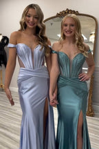 Schulterfreies, langes Meerjungfrauen-Abendkleid aus Satin mit Korsett und Schlitz