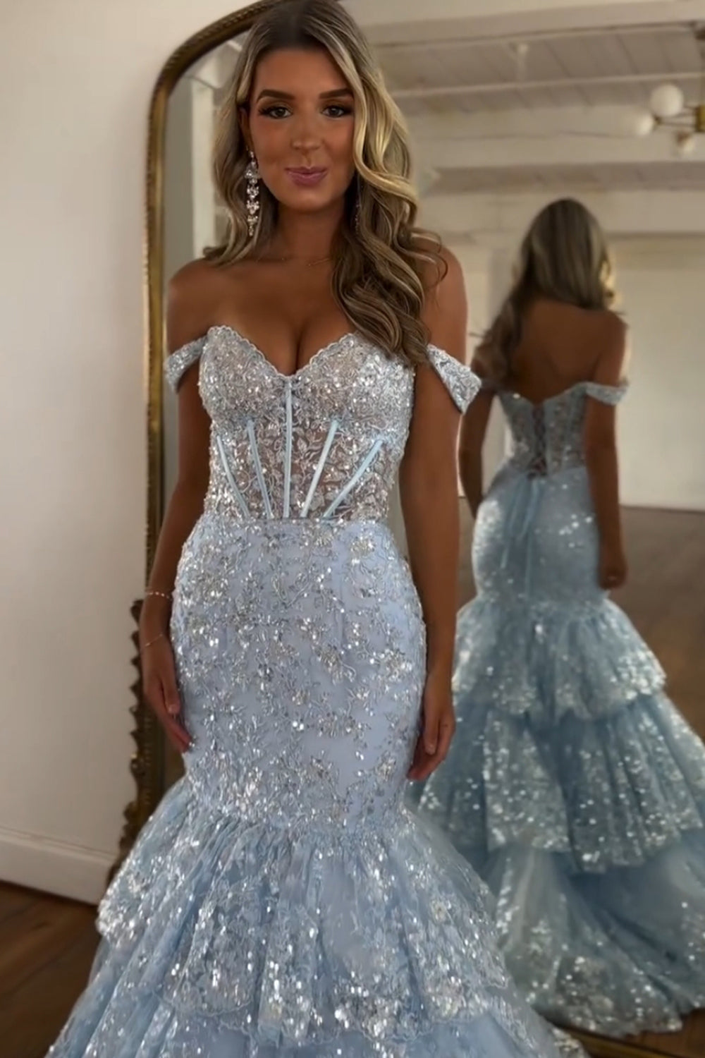 Meerjungfrauen-Abendkleid aus schulterfreiem, gestuftem Tüll mit langem Korsett und Pailletten