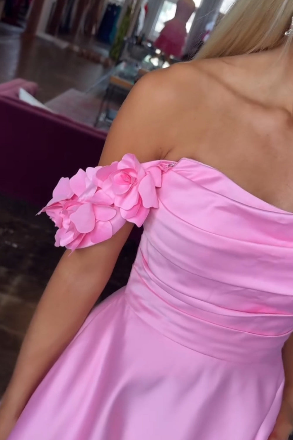 Schulterfreies, langes A-Linien-Abendkleid aus Satin mit 3D-Blumen
