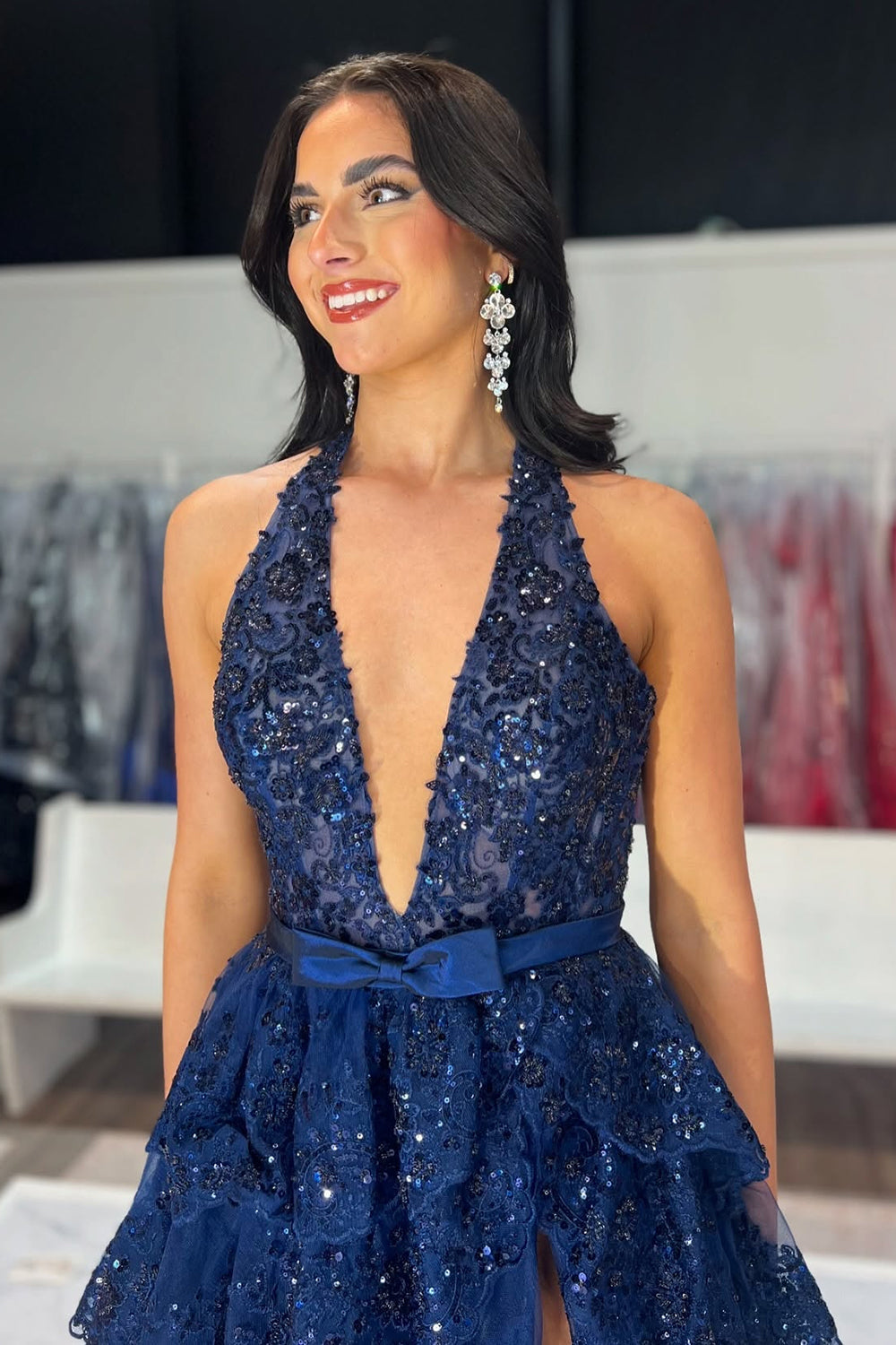 Langes, marineblaues, halterloses, appliziertes Tüll-Abendkleid in A-Linie mit Pailletten