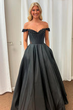 Schulterfreies, langes Prinzessinnen-Abendkleid aus Satin mit Korsett und Perlenstickerei