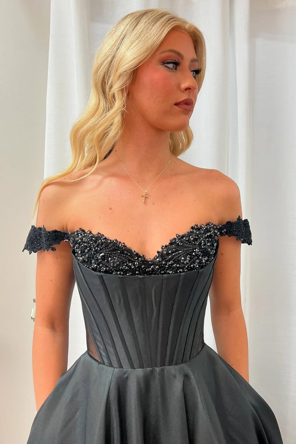 Schulterfreies, langes Prinzessinnen-Abendkleid aus Satin mit Korsett und Perlenstickerei