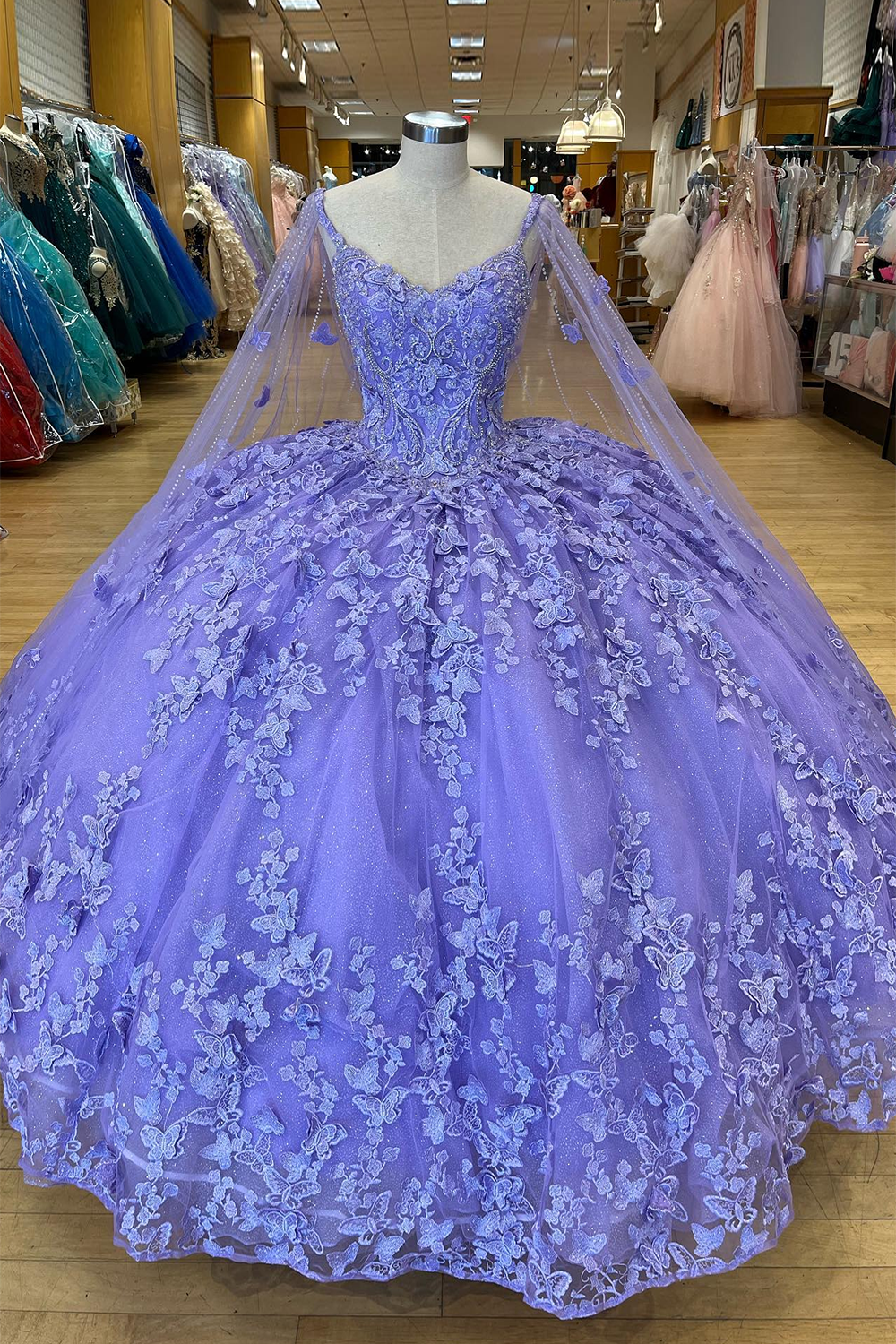 Vestido de quinceañera de tul con capa, tirantes finos y apliques