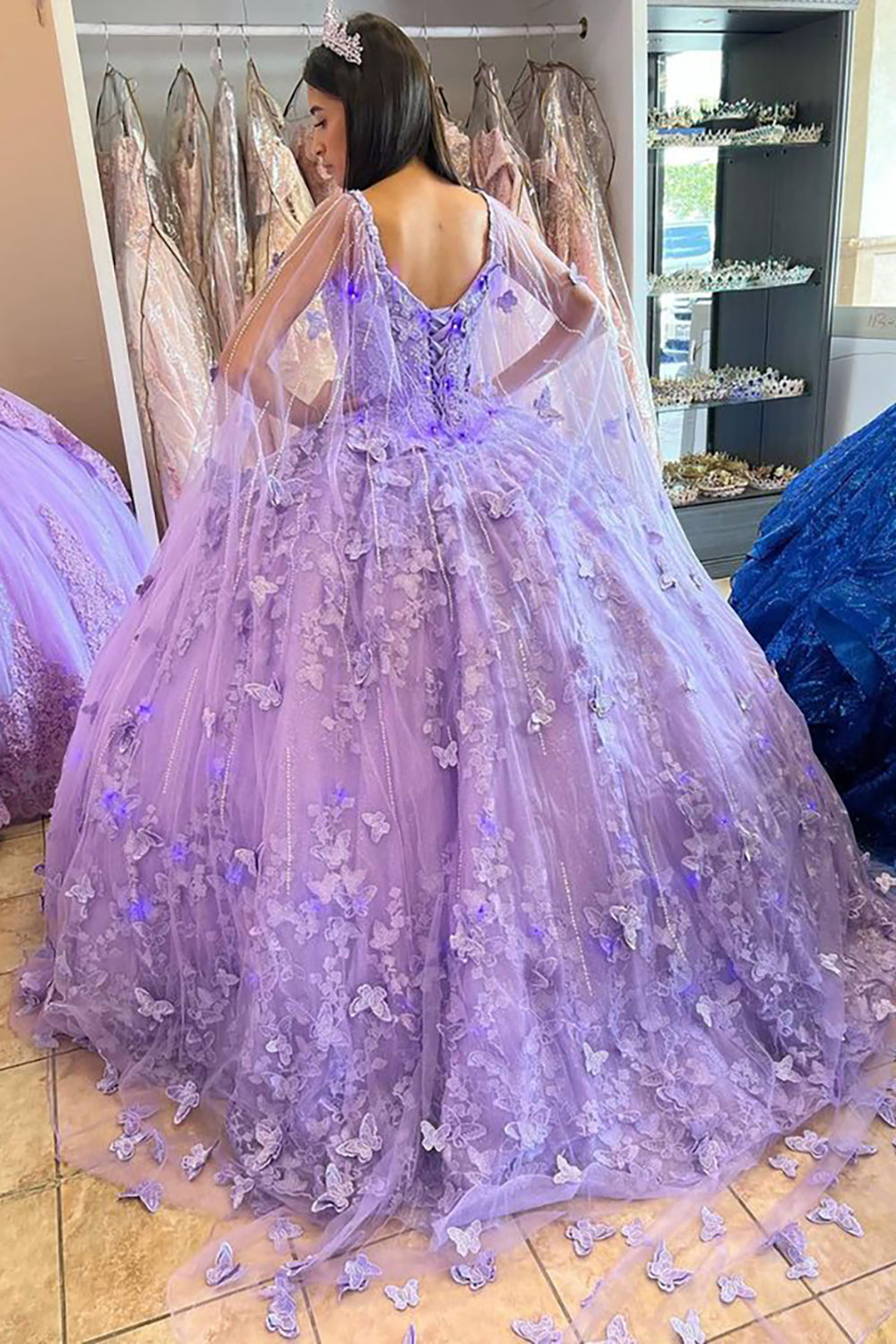 Vestido de quinceañera de tul con capa, tirantes finos y apliques