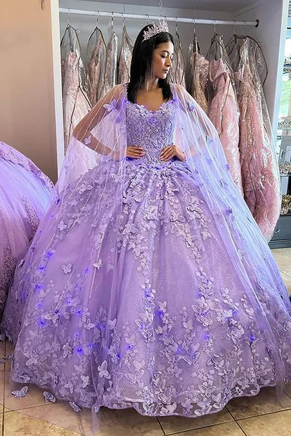 Vestido de quinceañera de tul con capa, tirantes finos y apliques