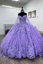 Vestido de quinceañera de tul con capa, tirantes finos y apliques