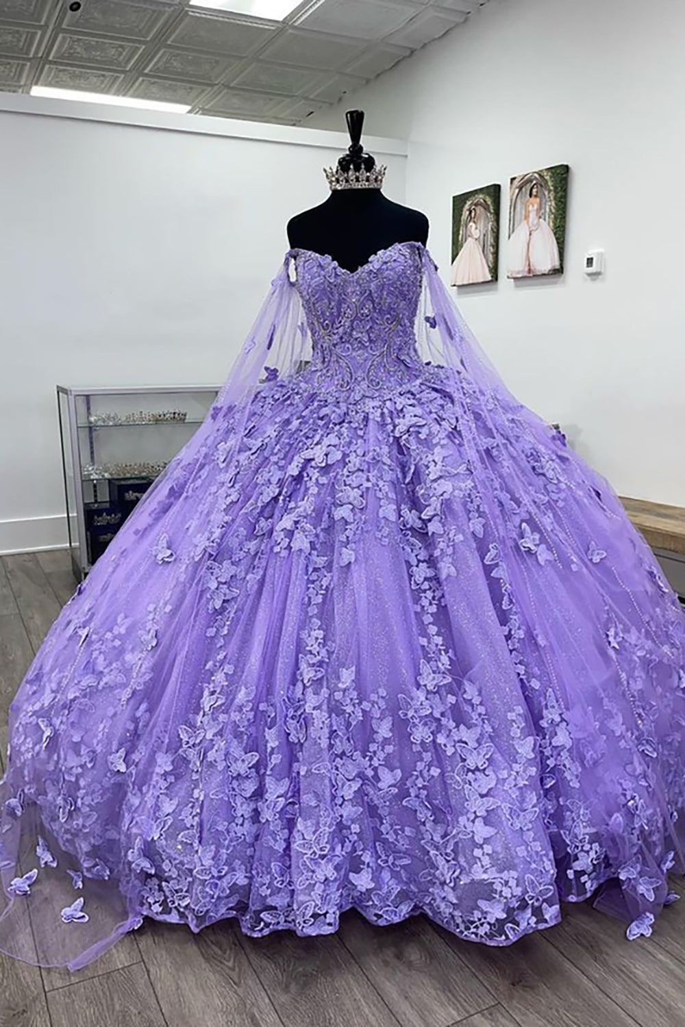 Ballkleid mit Spaghettiträgern, Cape und Tüll, Quinceañera-Kleid mit Applikationen