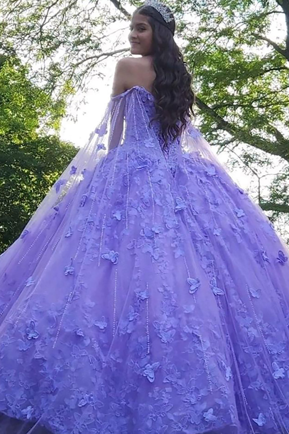 Vestido de quinceañera de tul con capa, tirantes finos y apliques