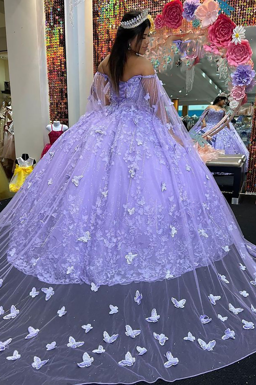Vestido de quinceañera de tul con capa, tirantes finos y apliques