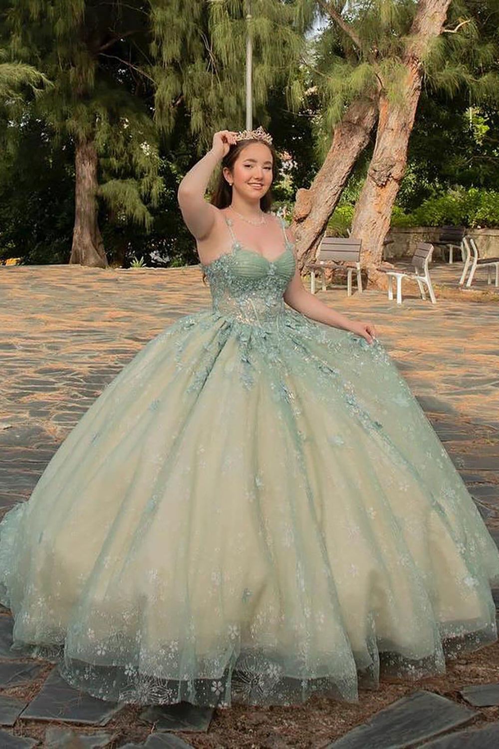 Kleid für eine Quinceañera in Dusty Sage aus Tüll mit Spaghettiträgern und Korsettmuster und Applikationen