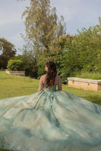 Kleid für eine Quinceañera in Dusty Sage aus Tüll mit Spaghettiträgern und Korsettmuster und Applikationen