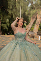 Kleid für eine Quinceañera in Dusty Sage aus Tüll mit Spaghettiträgern und Korsettmuster und Applikationen