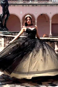 Vestido de quinceañera con tirantes finos de tul brillante y apliques